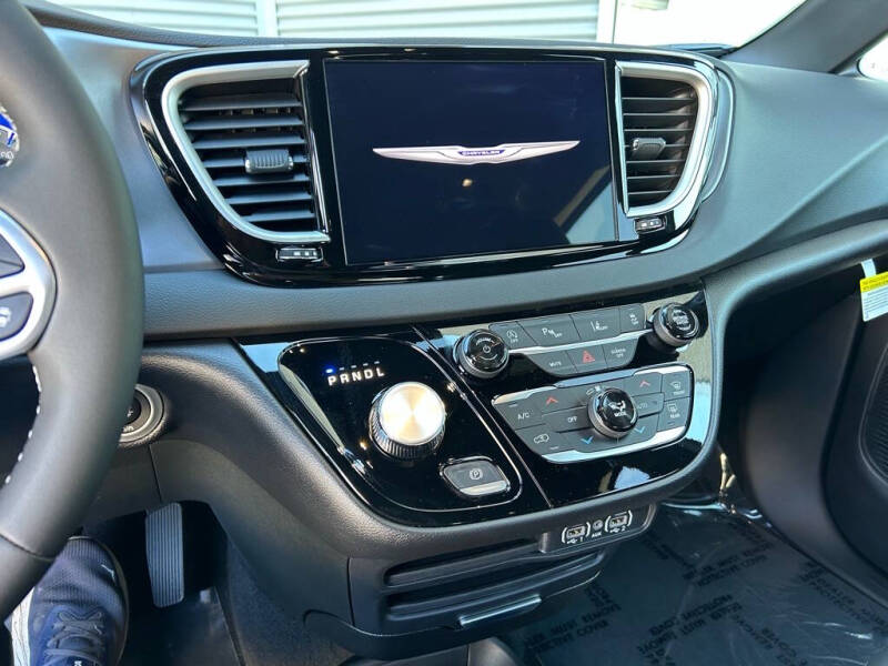 2025 Chrysler Voyager LX