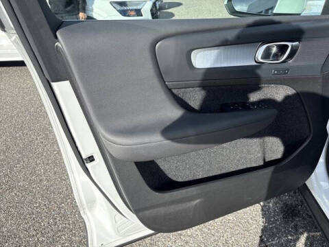 2025 Volvo XC40 B5 Core Bright Theme