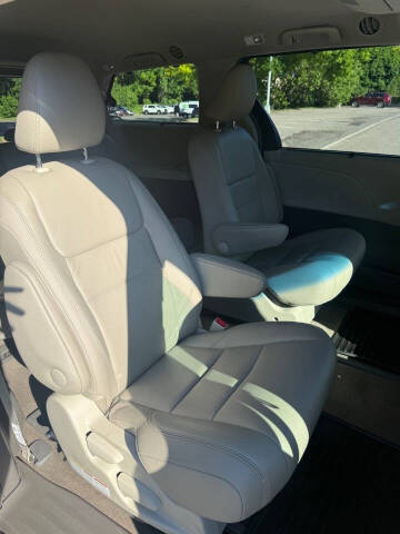 2017 Toyota Sienna XLE Premium 7-Passenger