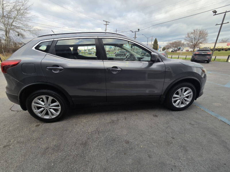 2017 Nissan Rogue Sport SV photo 2