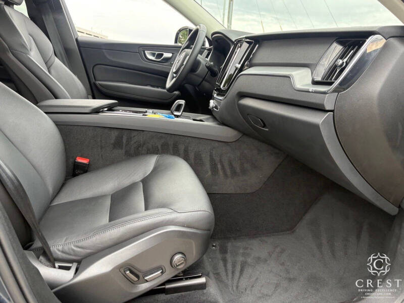 2025 Volvo XC60 B5 Core Dark Theme