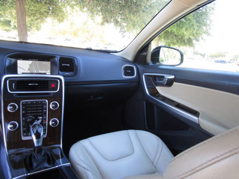 2015 Volvo V60 Cross Country T5 Platinum