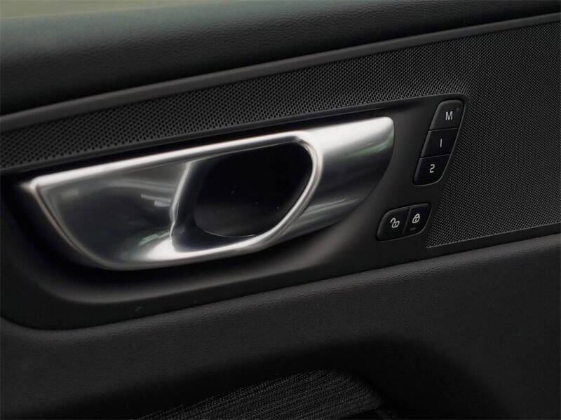 2025 Volvo XC60 T8 Core Dark Theme