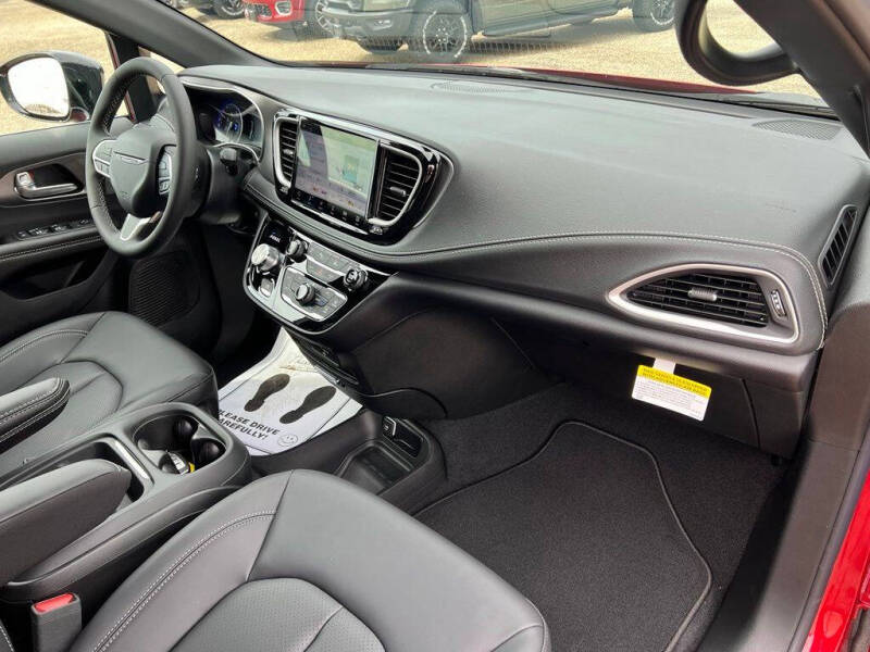 2027 Chrysler Pacifica Select