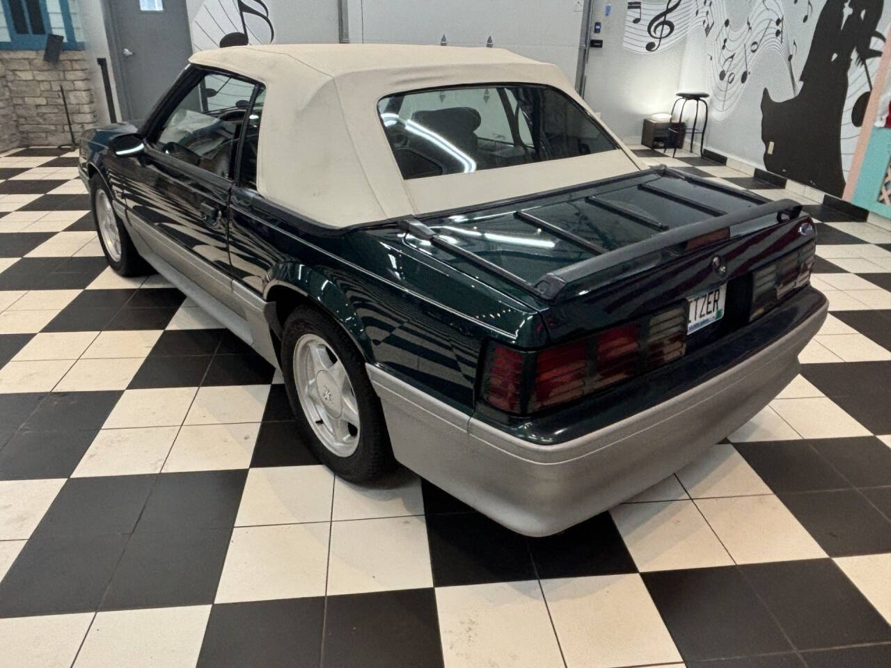 1992 Ford Mustang 9