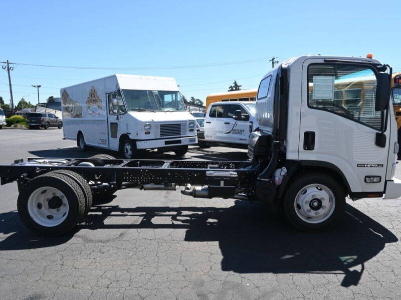 2024 Isuzu NPR HD 1F2