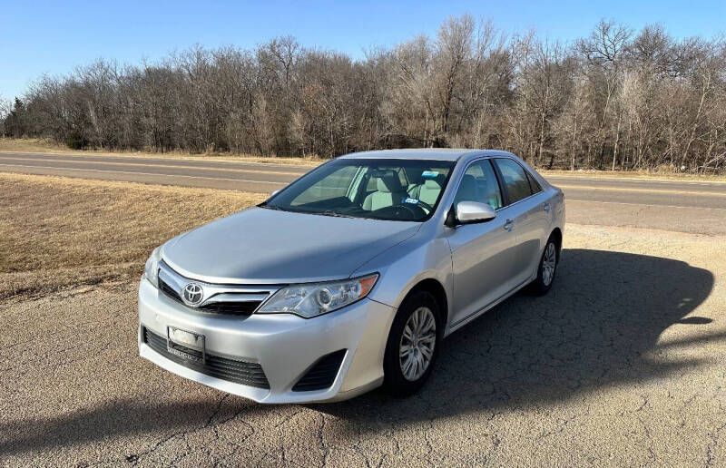 2014 Toyota Camry LE's photo
