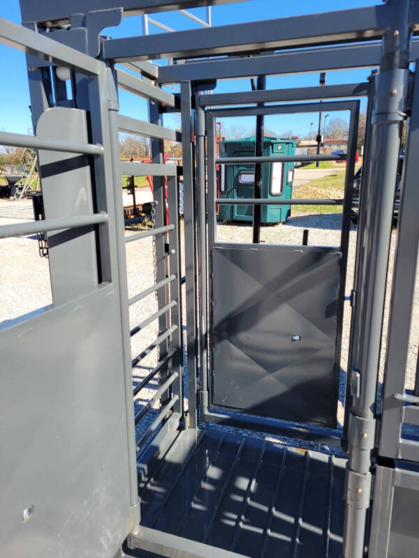 2025 Cattleman Manual w/Solid Floor