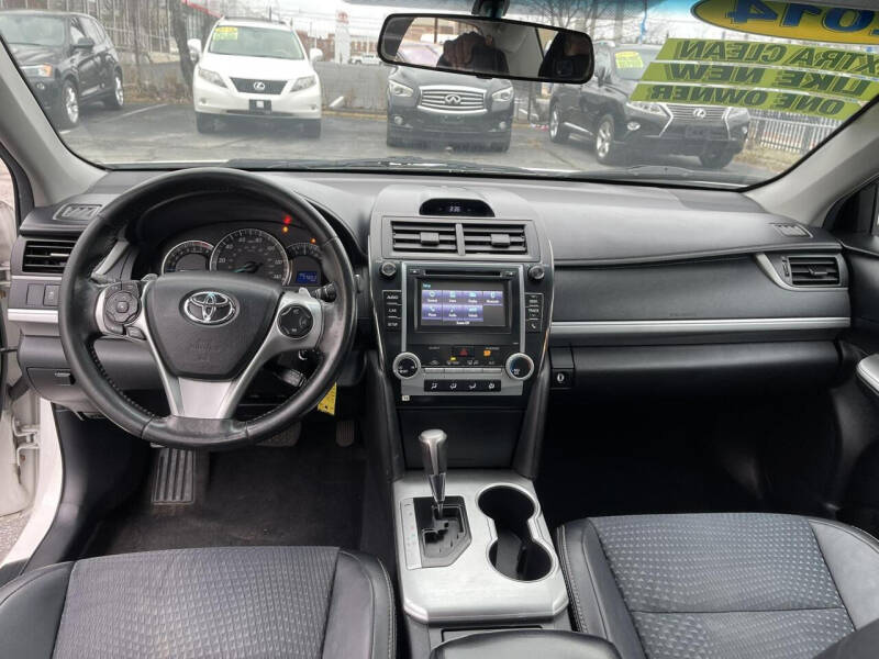 2014 Toyota Camry SE photo 17