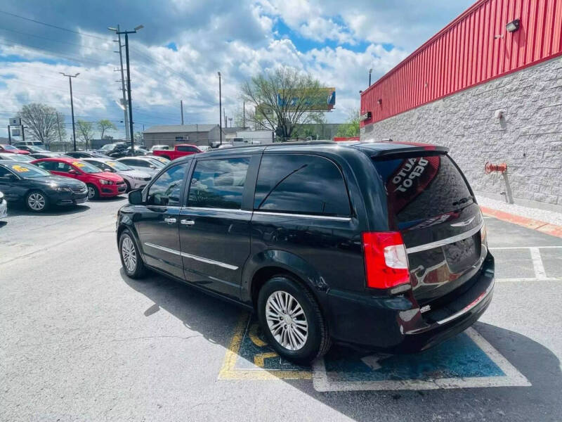 2013 Chrysler Town and Country Touring-L