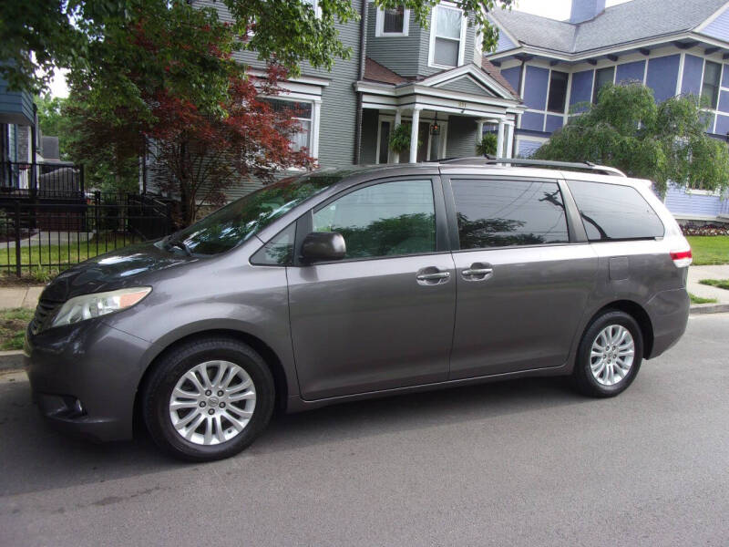 2013 Toyota Sienna XLE 7-Passenger Auto Access Seat
