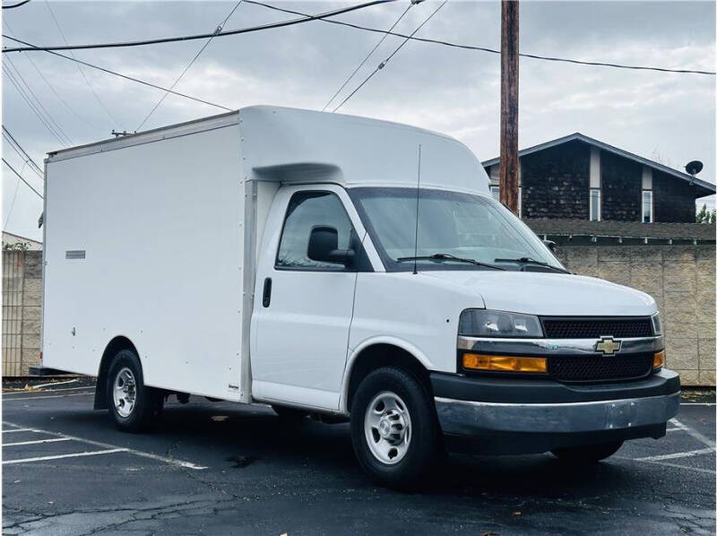 2019 Chevrolet Express Cutaway Base photo 3