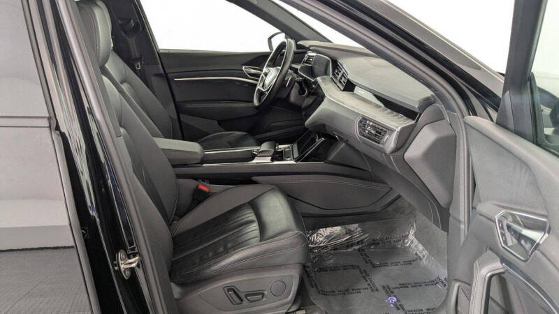 2022 Audi e-tron quattro Premium