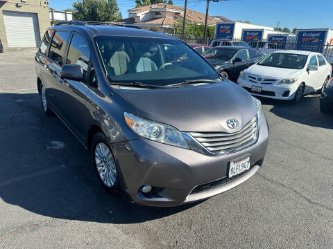 2014 Toyota Sienna XLE 8-Passenger