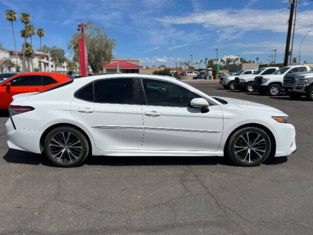 Used 2018 Toyota Camry SE with VIN 4T1B11HK0JU601464 for sale in Phoenix, AZ