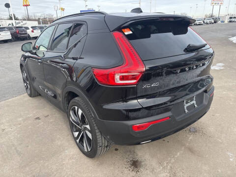 2025 Volvo XC40 B5 Plus Dark Theme