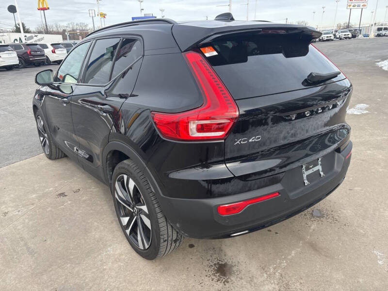 2025 Volvo XC40 B5 Plus Dark Theme