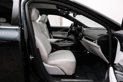 2025 Cadillac LYRIQ Luxury 2