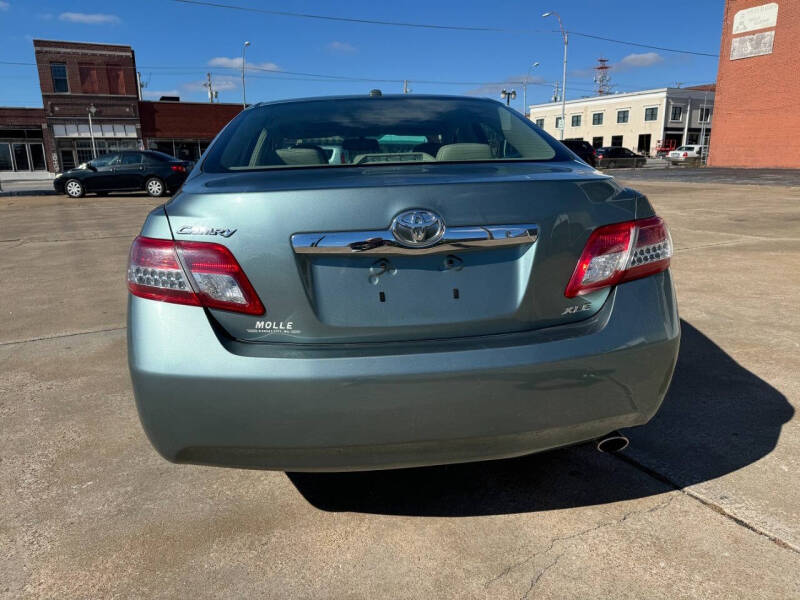 2011 Toyota Camry XLE photo 9