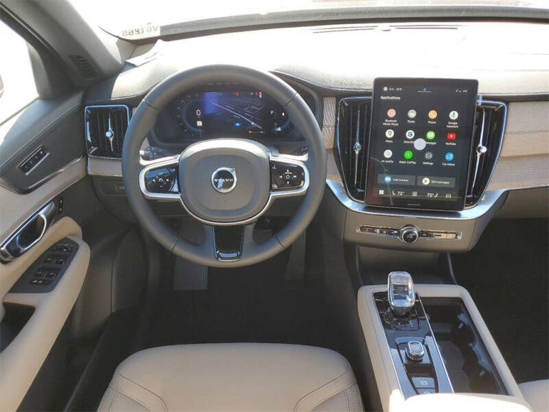 2025 Volvo XC90 B6 Core Bright Theme