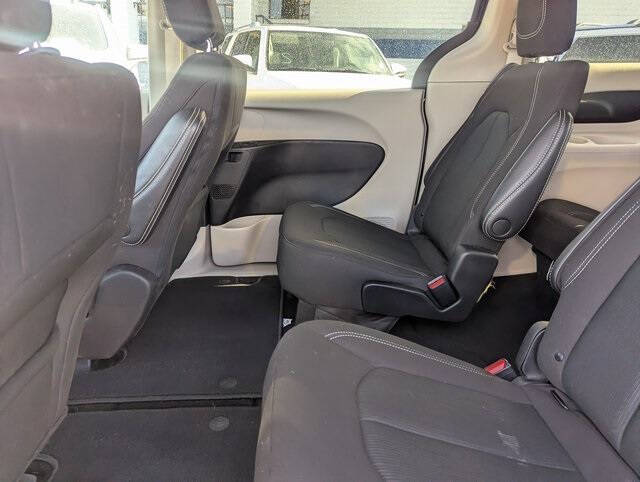 2022 Chrysler Voyager LX