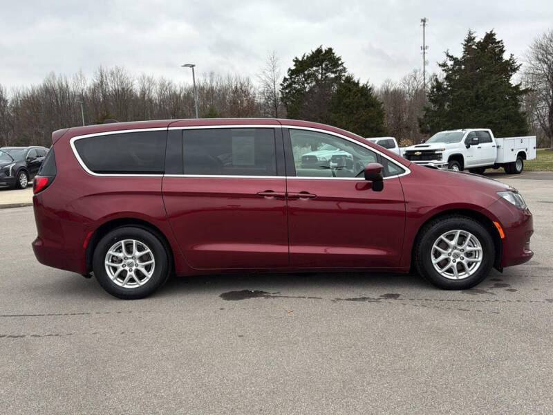 2023 Chrysler Voyager LX