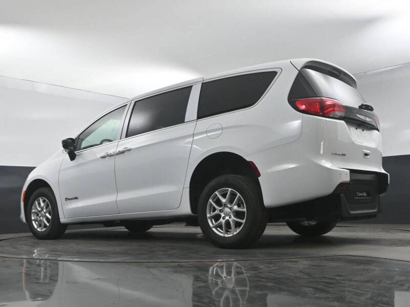 2025 Chrysler Voyager LX