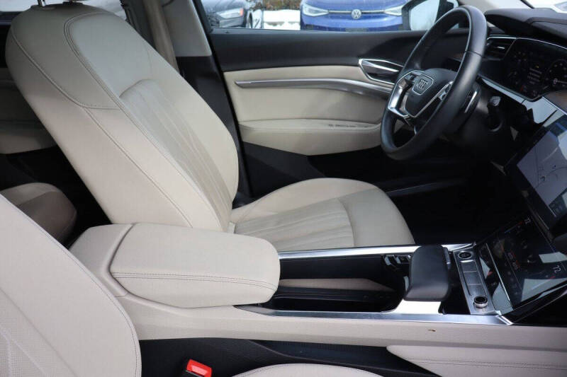 2022 Audi e-tron quattro Premium Plus