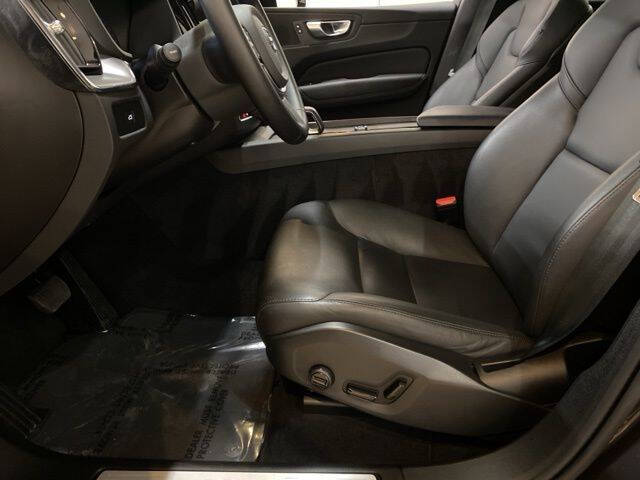 2025 Volvo XC60 B5 Core Dark Theme