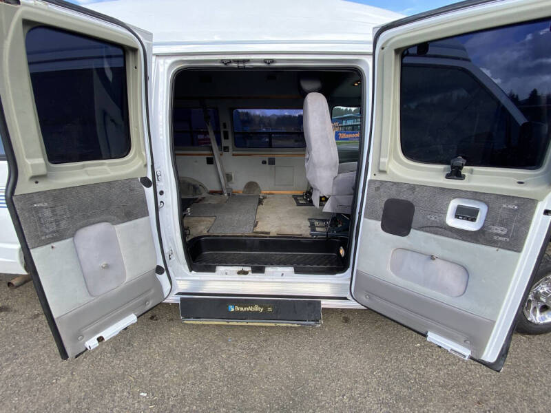 2004 Ford E-Series E-250 SD