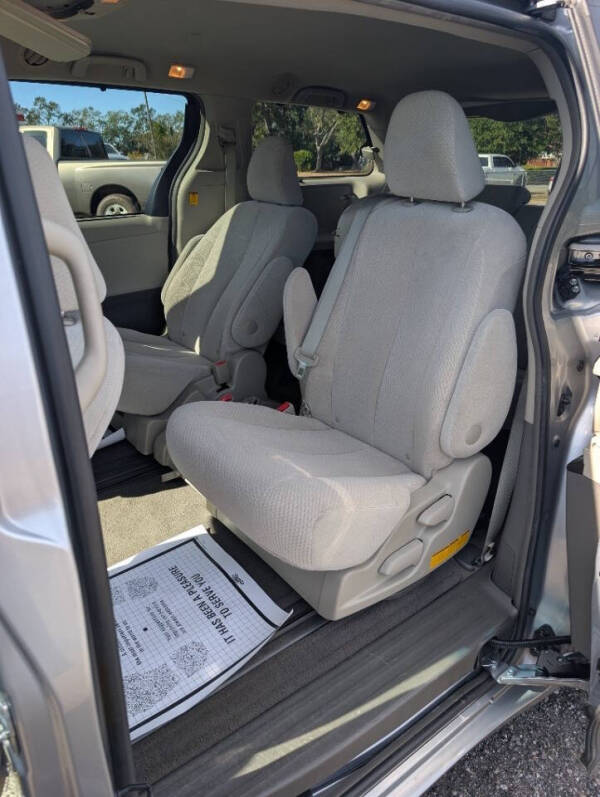 2011 Toyota Sienna LE 7-Passenger Auto Access Seat
