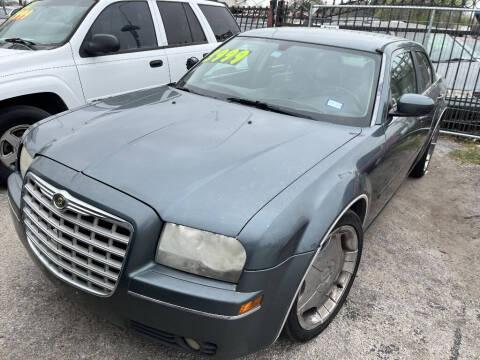 2005 Chrysler 300 for sale at SCOTT HARRISON MOTOR CO in Houston TX