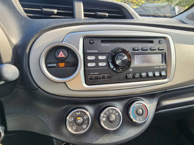 2012 Toyota Yaris 5-Door LE