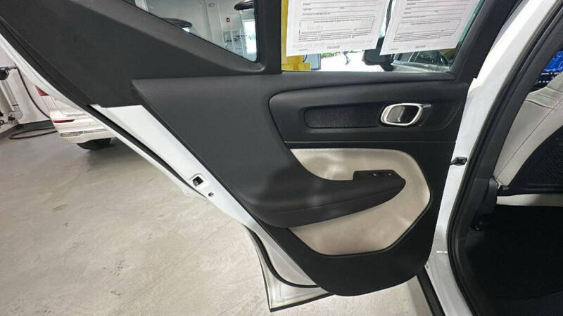 2023 Volvo XC40 B5 Plus Bright Theme