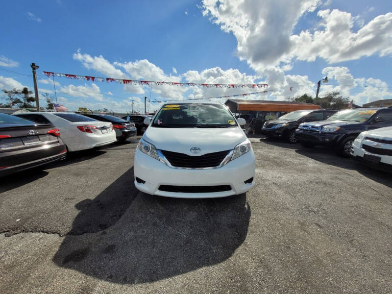 2014 Toyota Sienna LE 8-Passenger