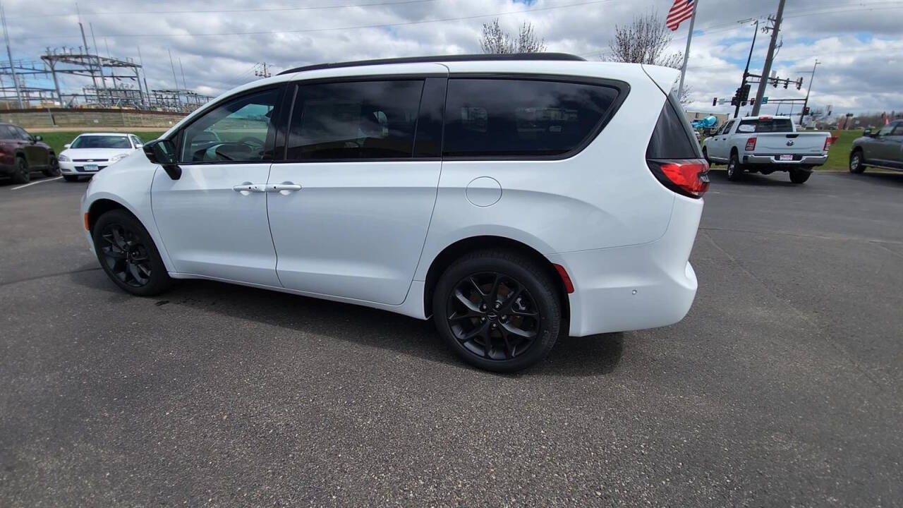 2024 Chrysler Pacifica for sale at Victoria Auto Sales in Victoria, MN