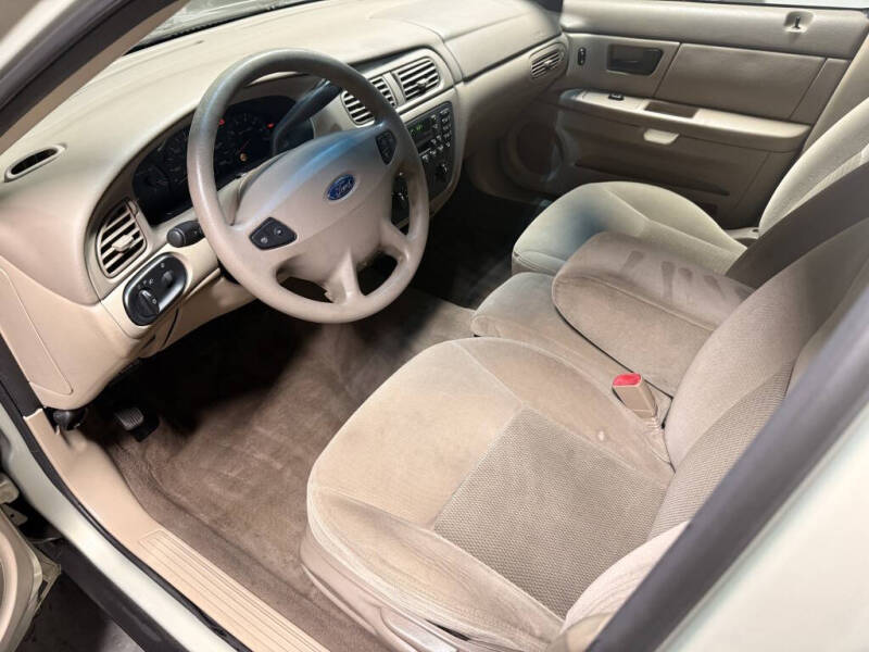 2003 Ford Taurus SE