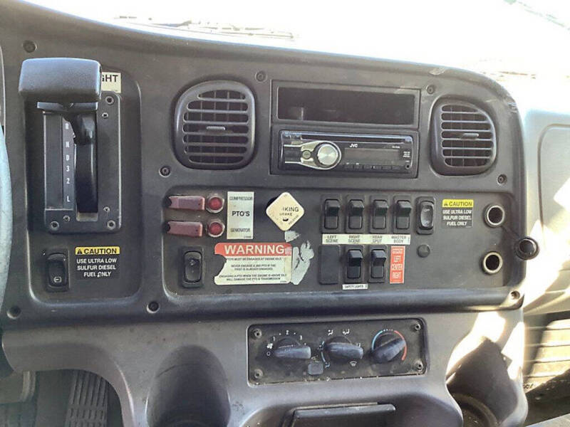 2010 Freightliner M2 106