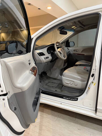 2014 Toyota Sienna XLE 8-Passenger