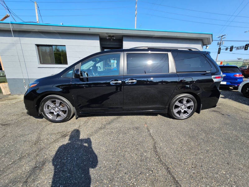 2017 Toyota Sienna SE 8-Passenger