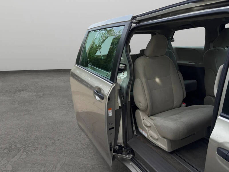 2017 Toyota Sienna L 7-Passenger