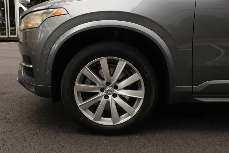 2016 Volvo XC90 T6 Momentum