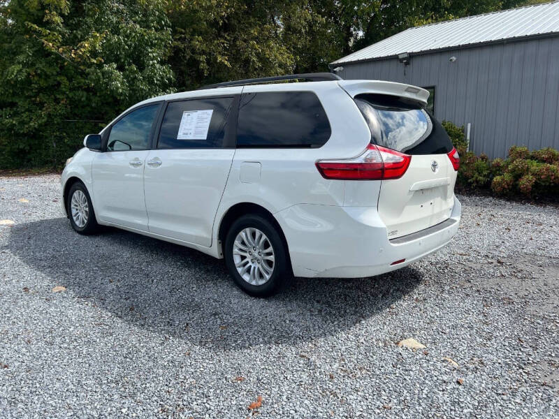 2017 Toyota Sienna XLE 7-Passenger Auto Access Seat