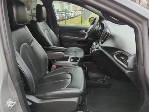 2025 Chrysler Pacifica Select