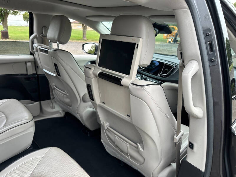 2017 Chrysler Pacifica Hybrid Platinum