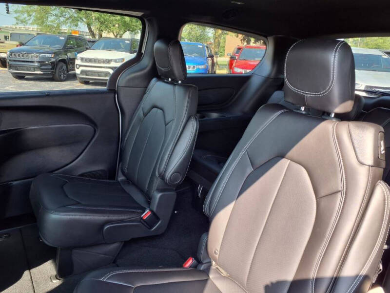 2026 Chrysler Pacifica Select