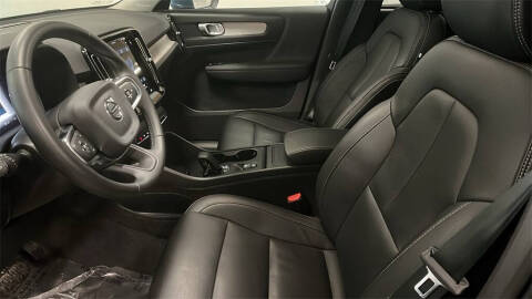 2025 Volvo XC40 B5 Core Bright Theme