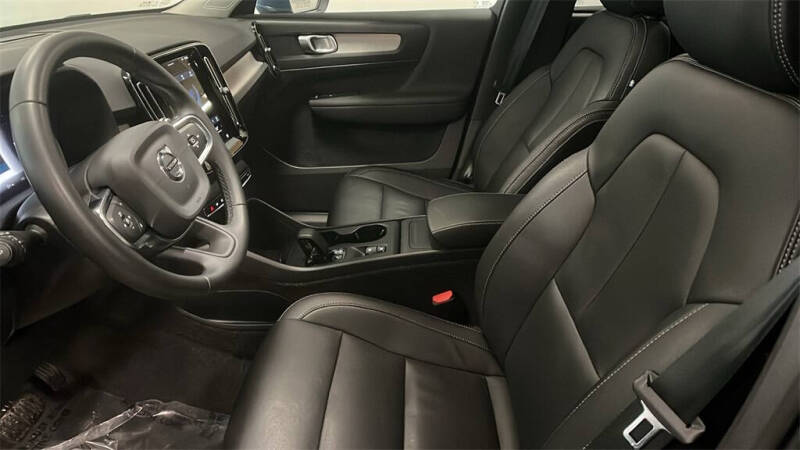 2025 Volvo XC40 B5 Core Bright Theme