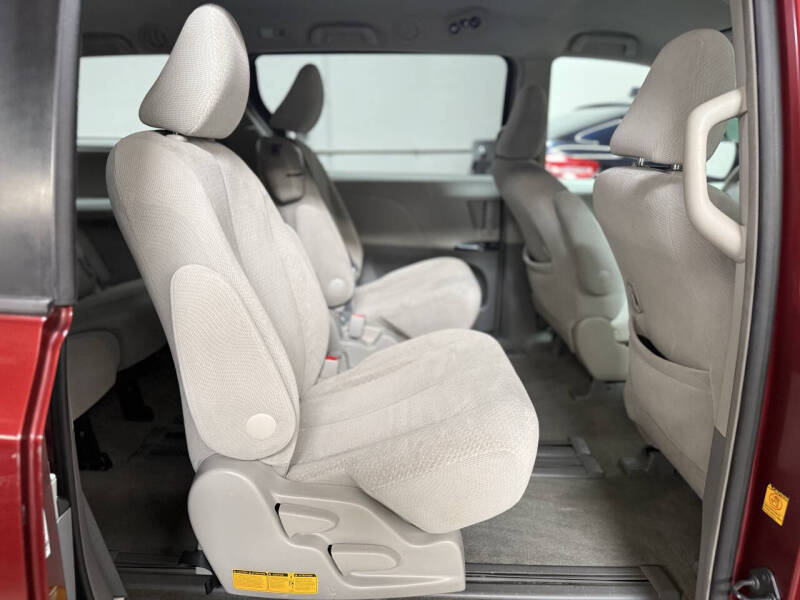 2012 Toyota Sienna LE 8-Passenger