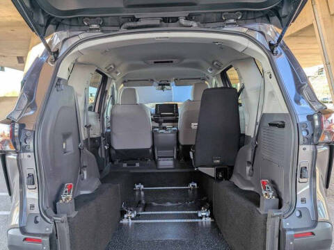 2025 Toyota Sienna LE 8-Passenger